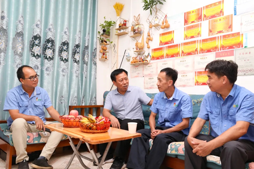 海南省总工会到尊龙凯时走访慰问天下劳模朱平