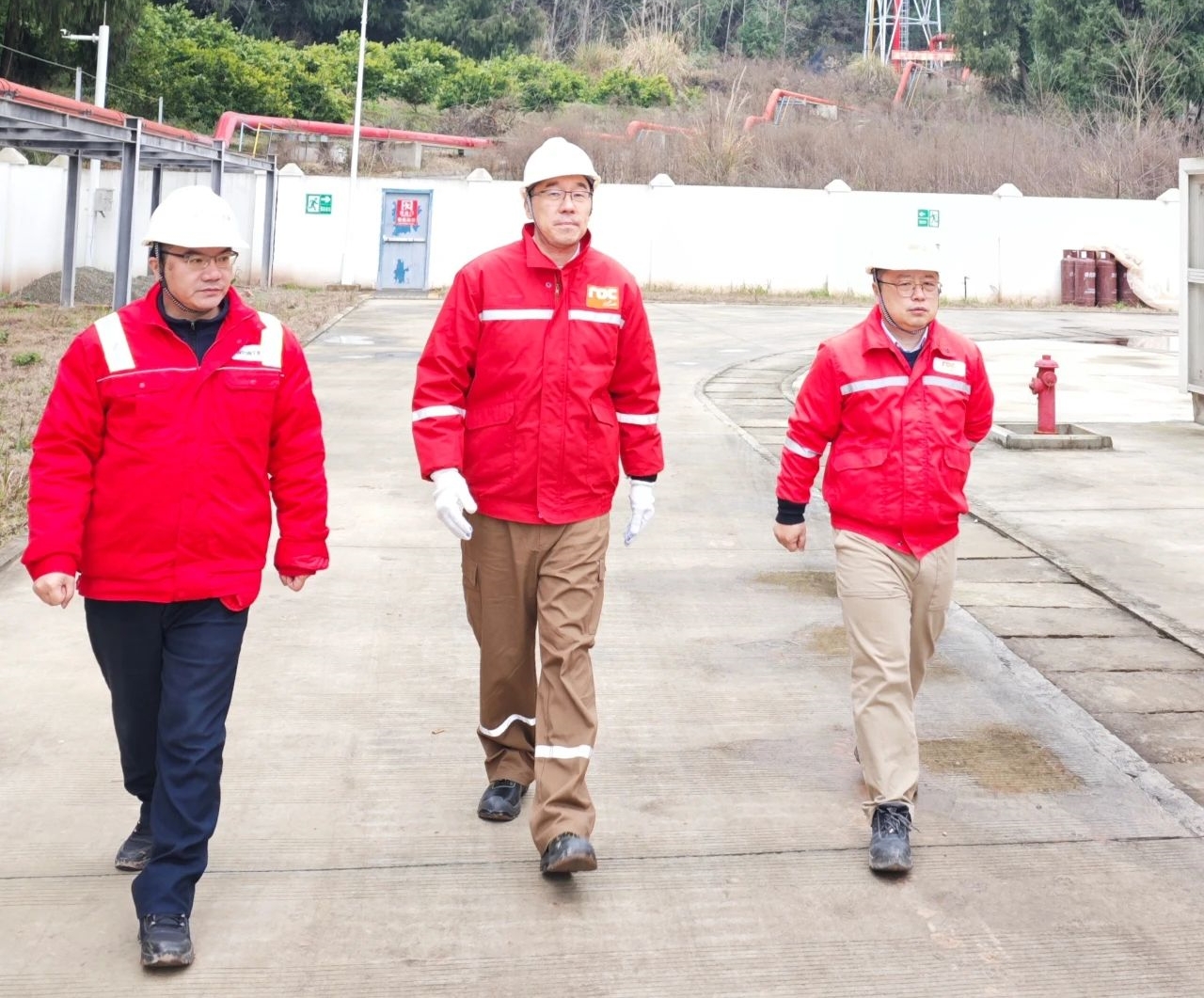 尊龙凯时总裁滕磊赴洛克石油八角场慰问调研