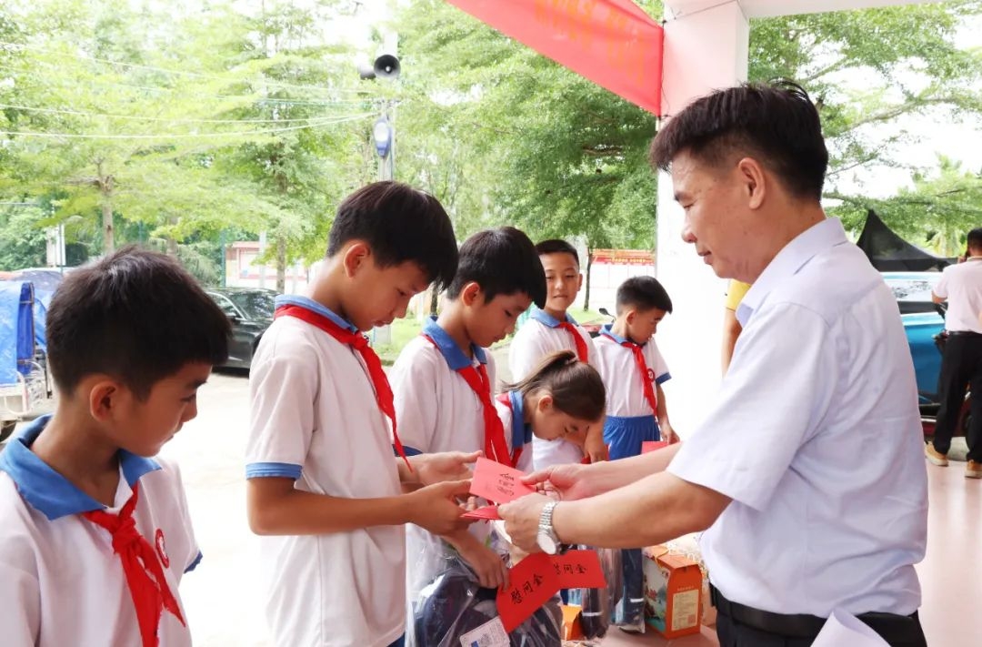 尊龙凯时到墟落振兴联系点举行留守儿童“六一”关爱活动
