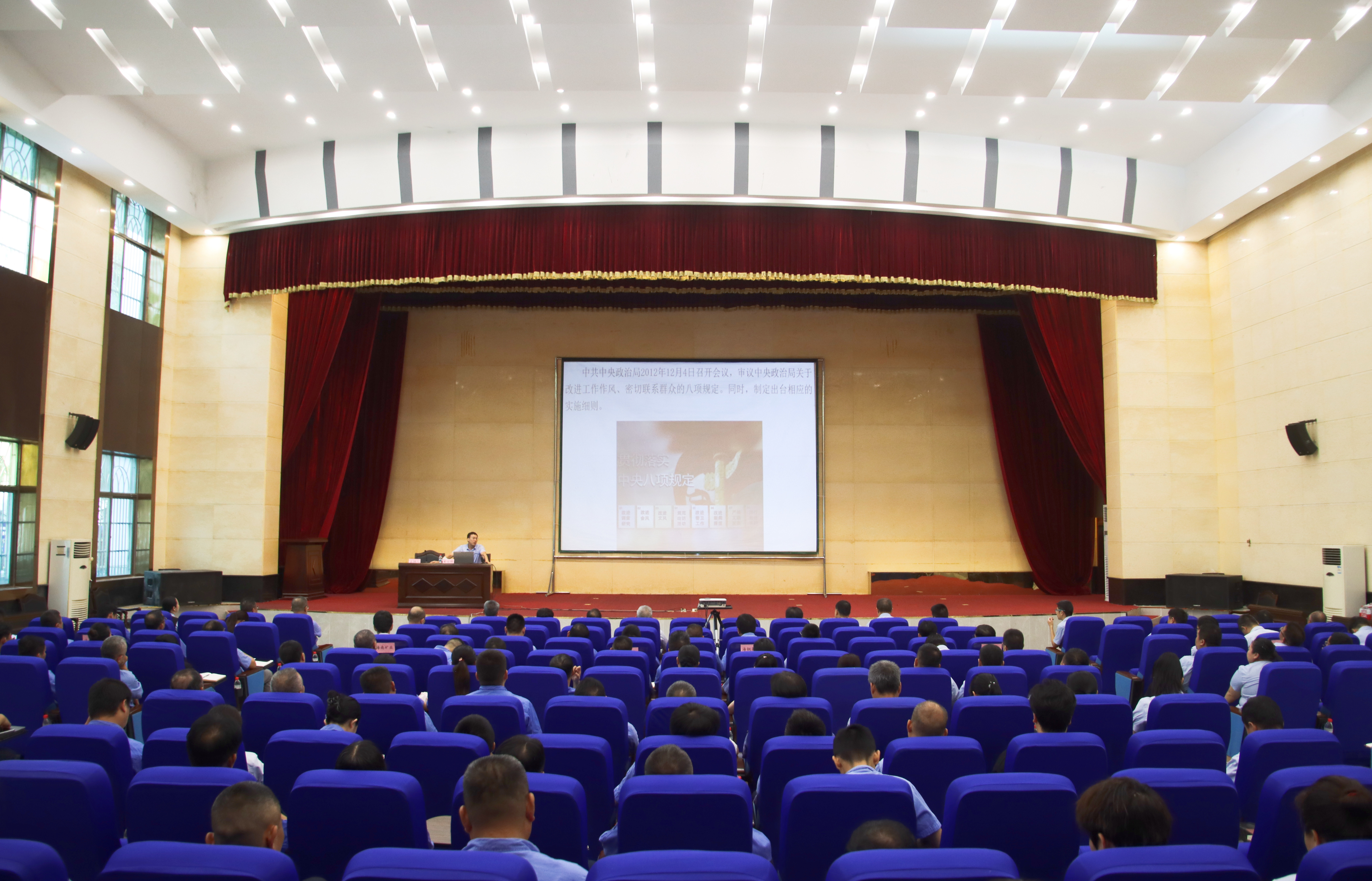 海钢 ？？？？？罅暇傩猩钊牍岢怪醒氚讼罨ň裱敖逃倚不