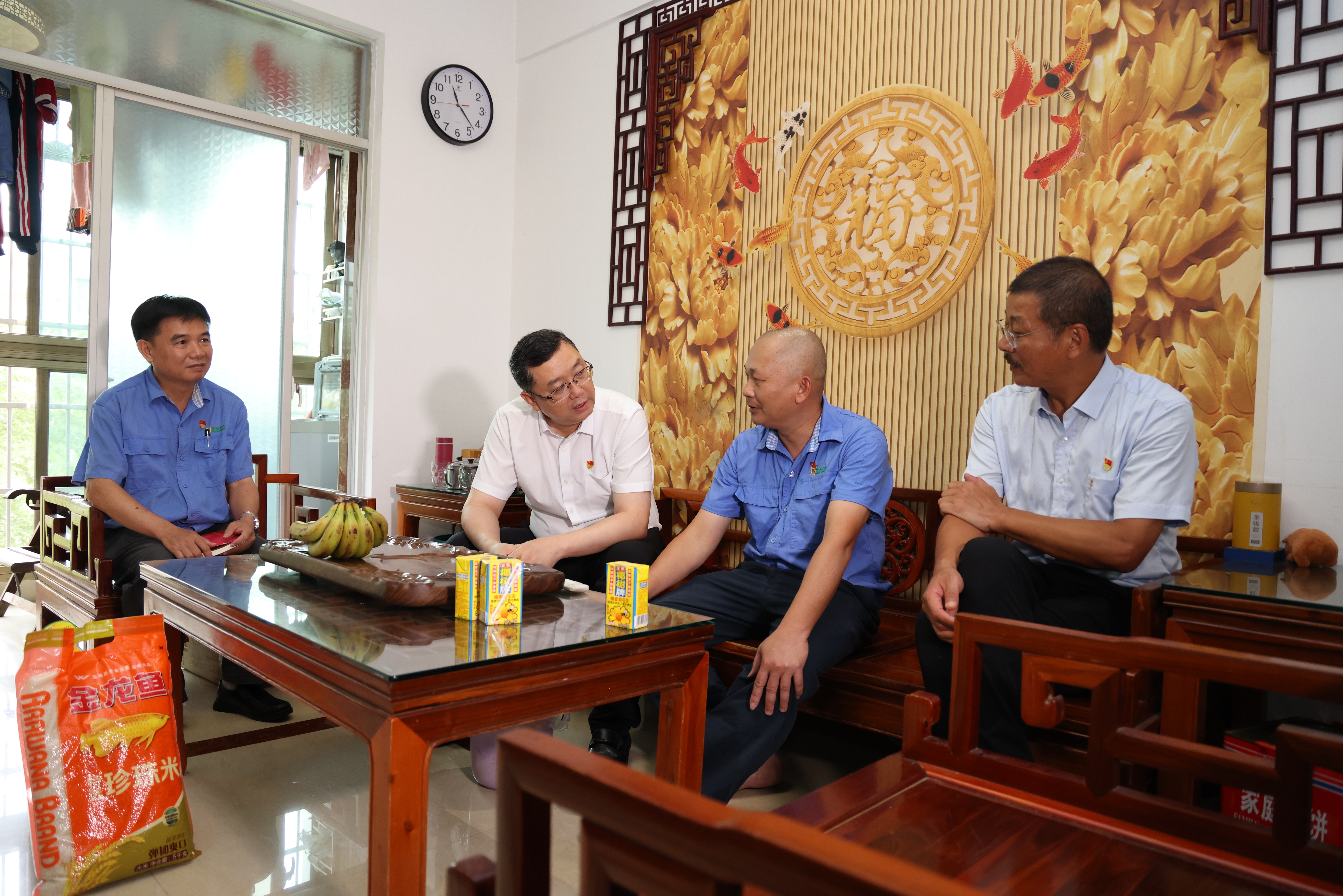 省国资委党委书记、主任马咏华走访慰问尊龙凯时难题党员