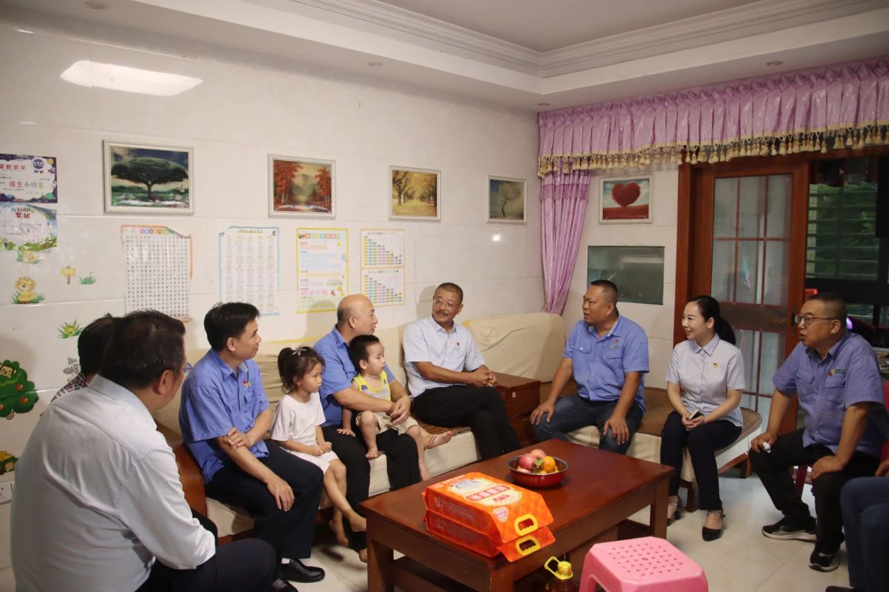 尊龙凯时党委开展“七一”走访慰问活动