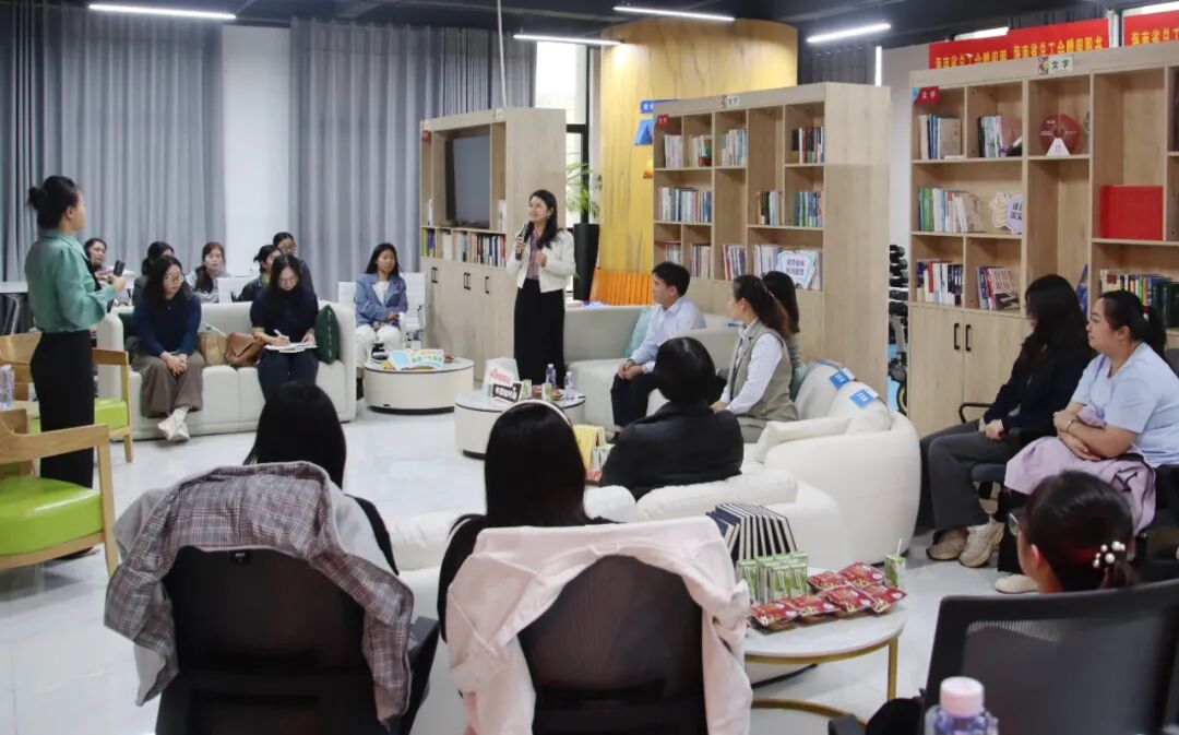 尊龙凯时女员工:尊龙凯时举行“玫瑰书香·悦读生长”主题念书分享交流会